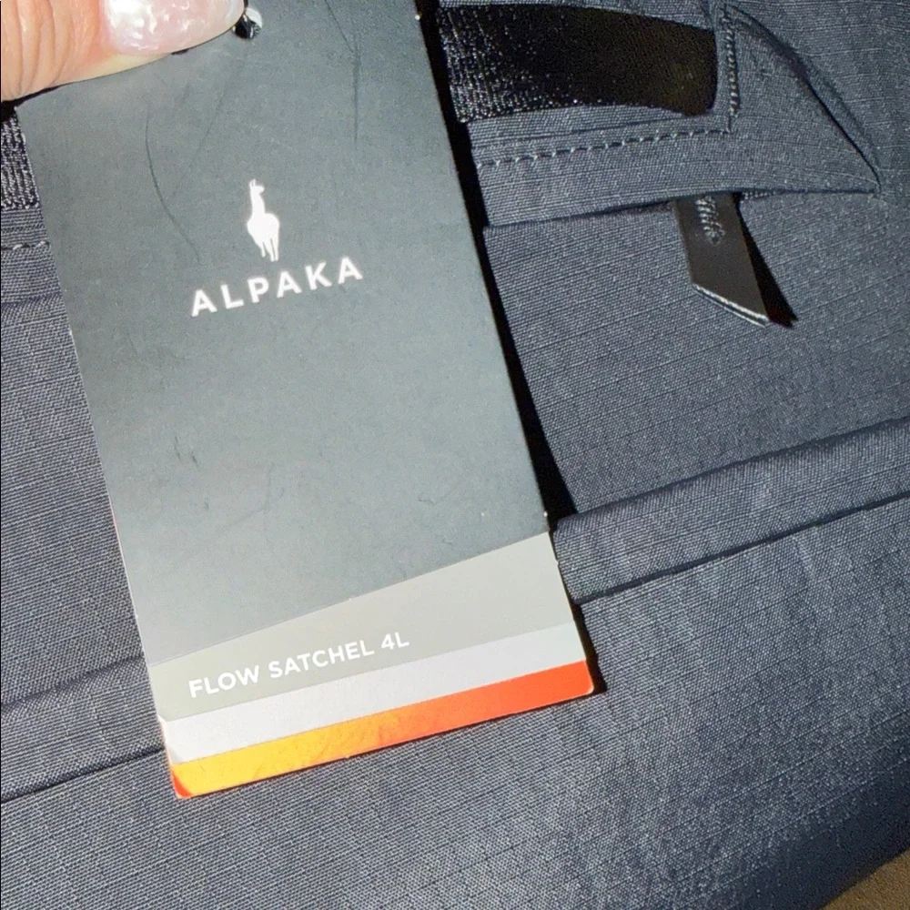 NWT Alpaka Flow satchel 4L - black A5